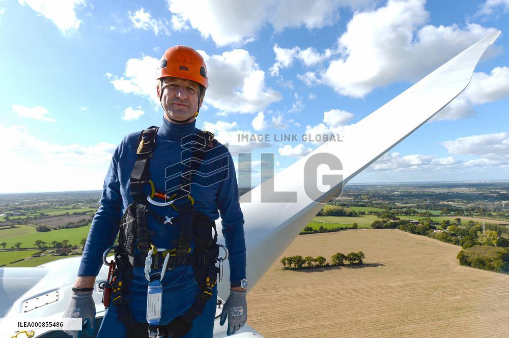 Yannik Jadot Visits A Wind Farm - Saint-Pere-en-Retz