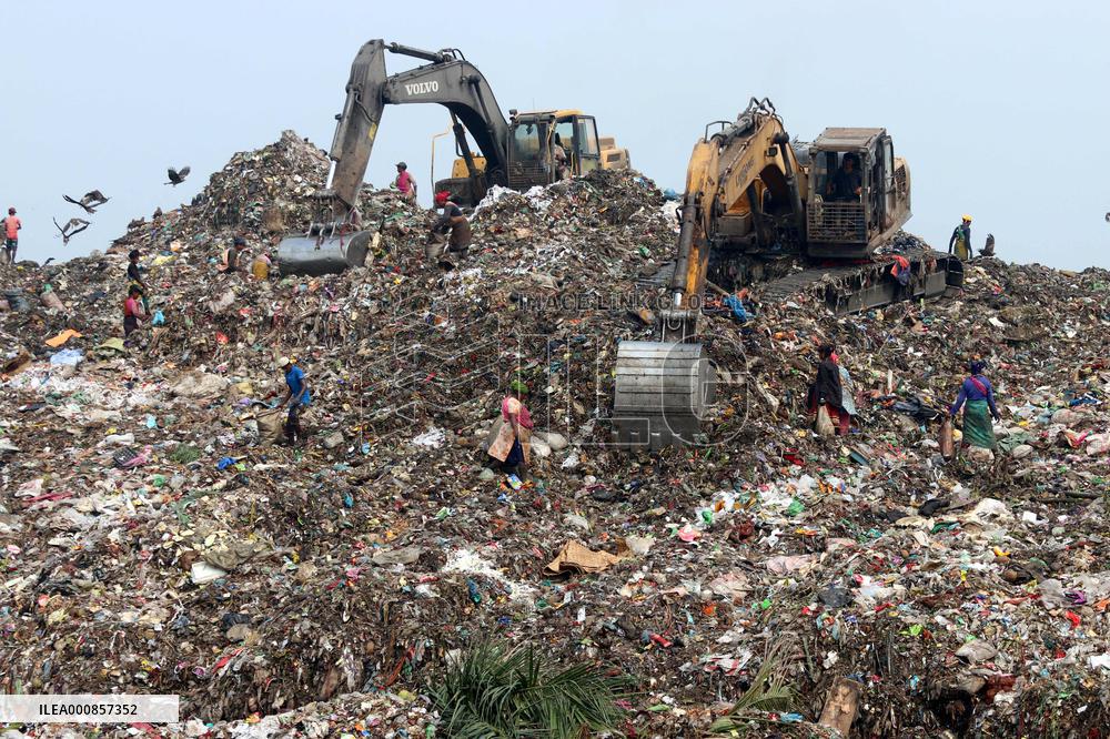 Waste Pickers In Dump Site - Dhaka