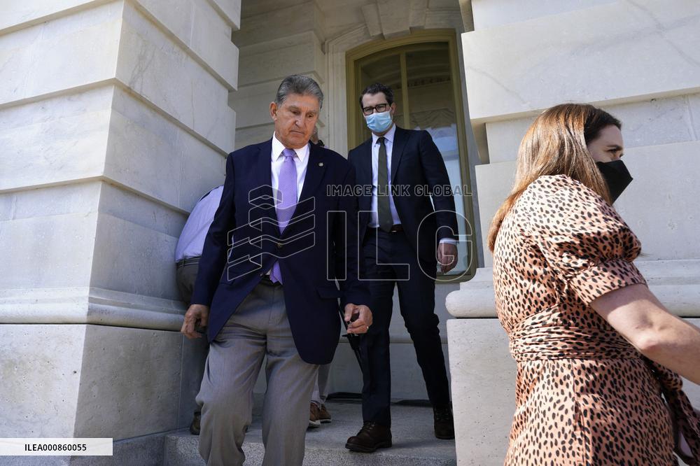 Joe Manchin speaks to journalists - Washington