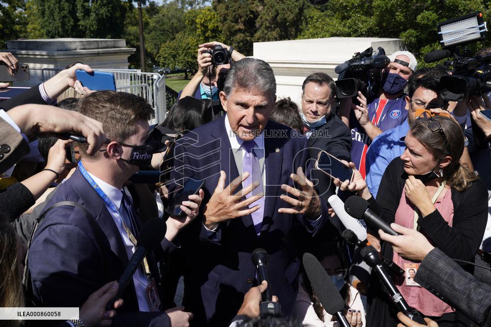Joe Manchin speaks to journalists - Washington