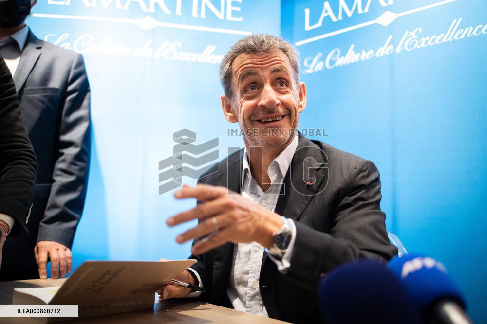 Nicolas Sarkozy signing session of his book Promenades - Paris