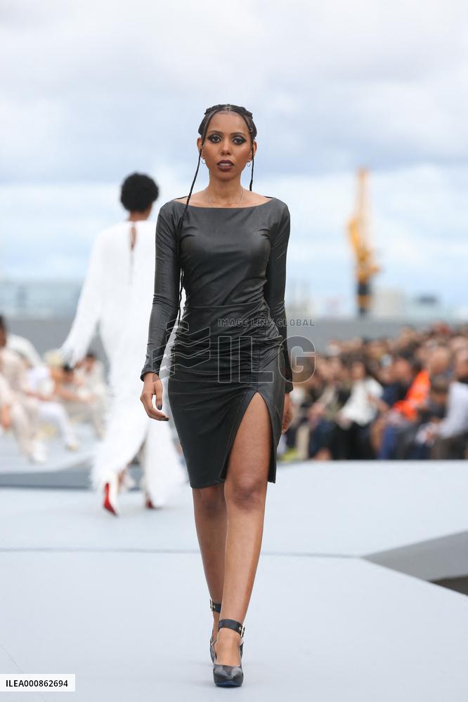 PFW - "Le Defile L'Oreal Paris 2021" Runway