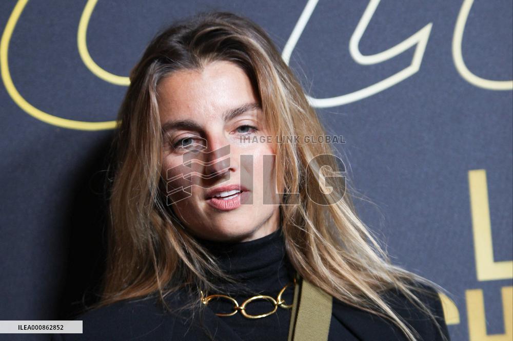 PFW - Etam Womenswear Spring-Summer 2022 Show - Photocall - NB