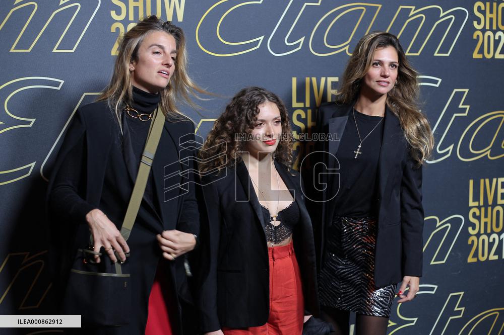 PFW - Etam Womenswear Spring-Summer 2022 Show - Photocall - NB