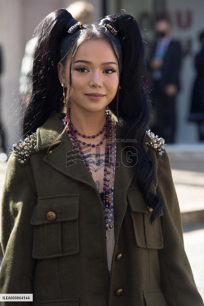 PFW - Miu Miu - Arrivals - Paris Fashion Week - Womenswear Spring Summer 2022 - NB