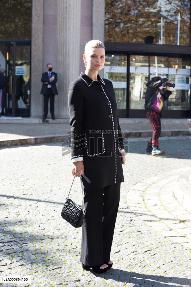 PFW - Miu Miu - Arrivals - Paris Fashion Week - Womenswear Spring Summer 2022 - NB