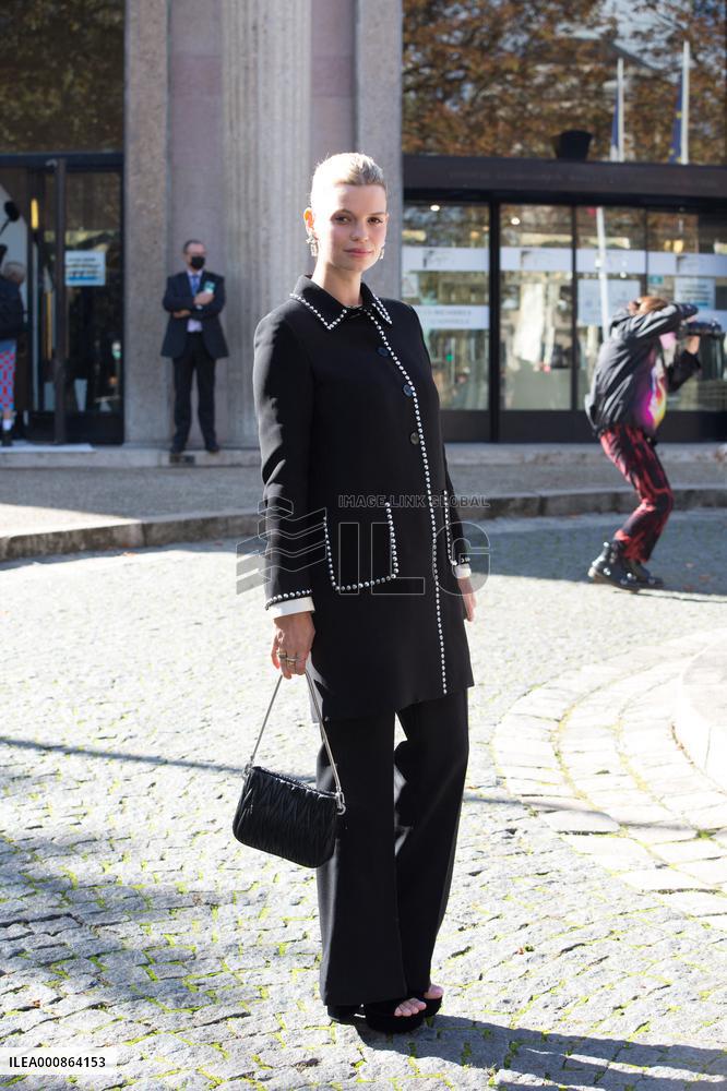 PFW - Miu Miu - Arrivals - Paris Fashion Week - Womenswear Spring Summer 2022 - NB