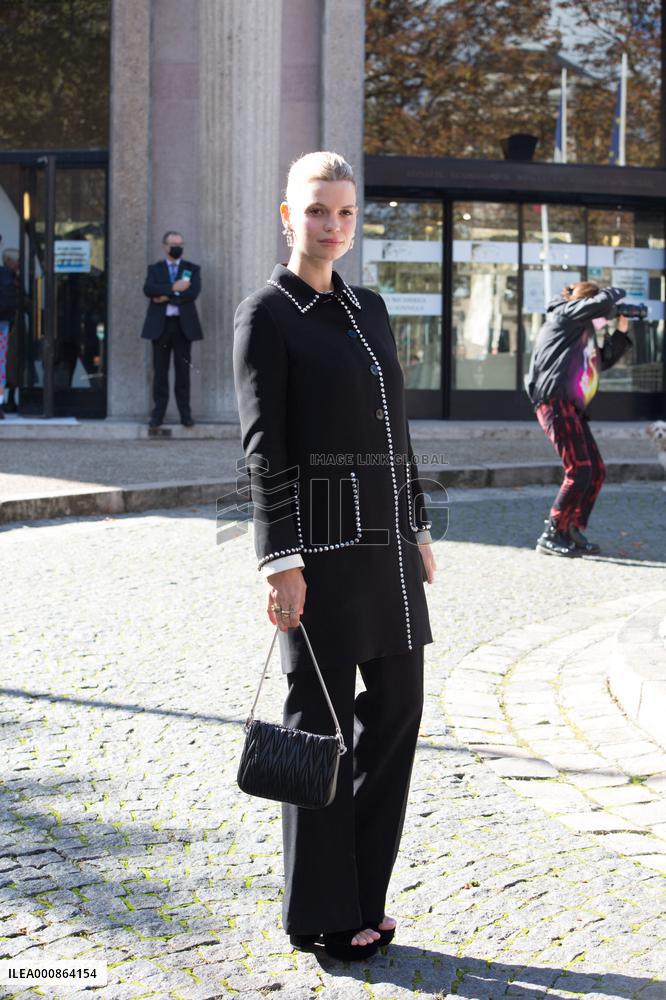 PFW - Miu Miu - Arrivals - Paris Fashion Week - Womenswear Spring Summer 2022 - NB