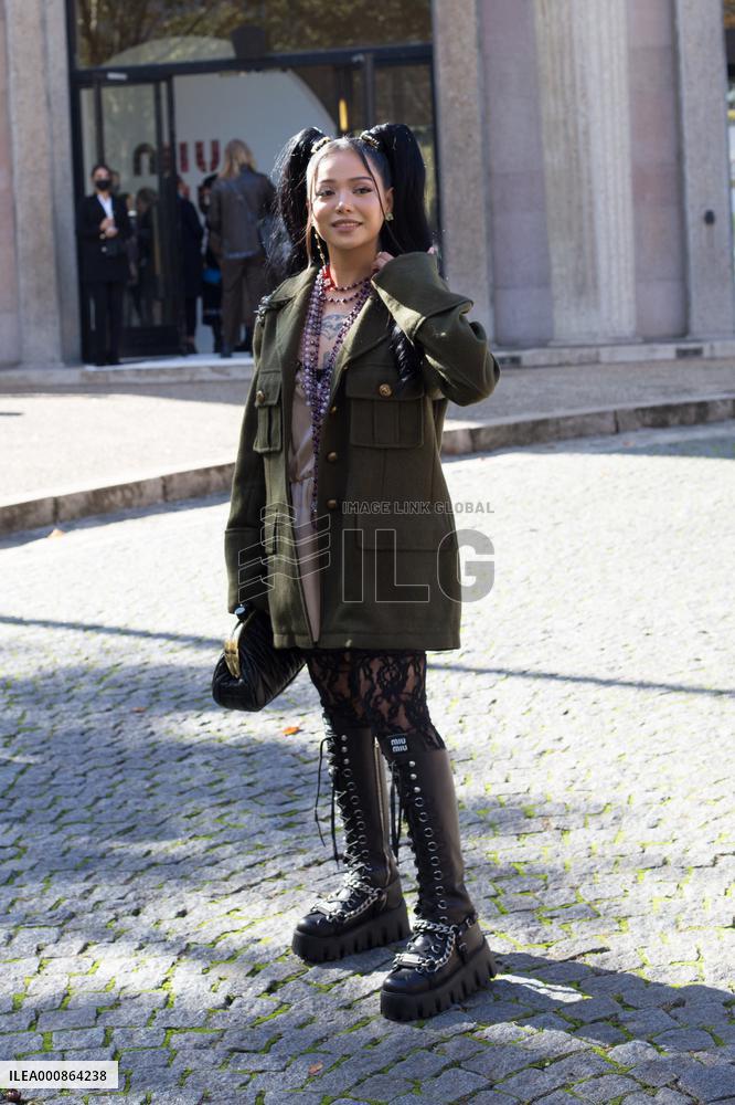 PFW - Miu Miu - Arrivals - Paris Fashion Week - Womenswear Spring Summer 2022 - NB