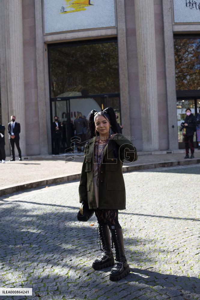 PFW - Miu Miu - Arrivals - Paris Fashion Week - Womenswear Spring Summer 2022 - NB