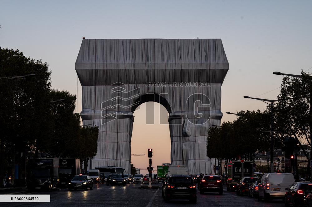 Wrapped Arc de Triomphe - Paris