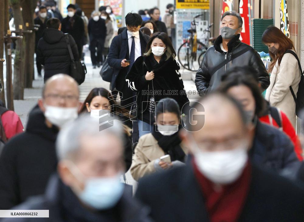 Japan's daily COVID-19 cases top 30,000, setting new record