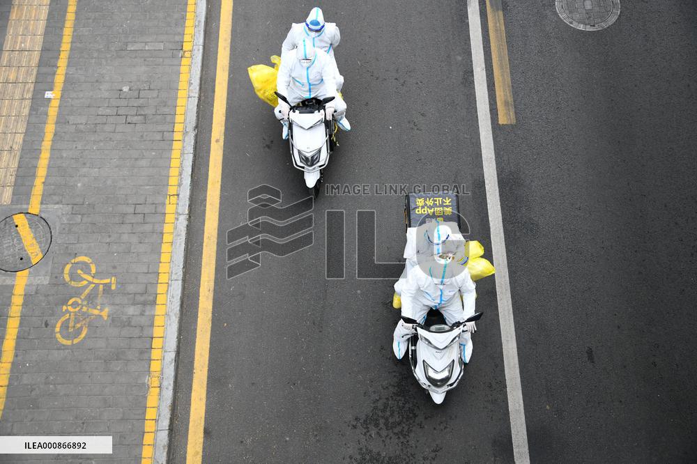 CHINA-SHAANXI-XI'AN-COVID-19-DELIVERY RIDERS-VOLUNTEERS (CN)
