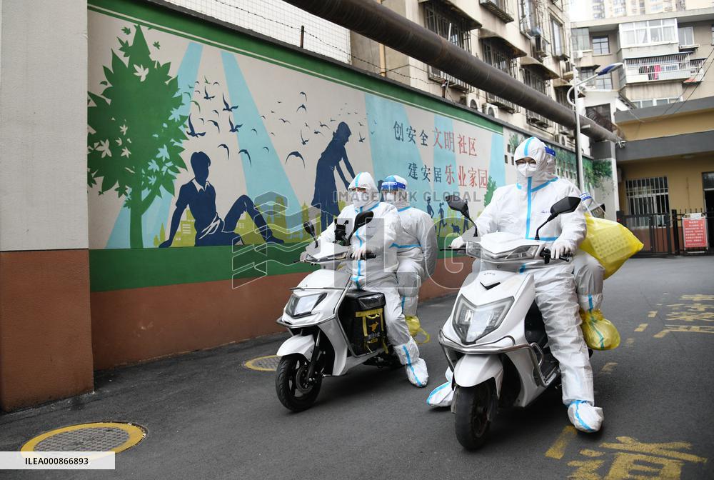 CHINA-SHAANXI-XI'AN-COVID-19-DELIVERY RIDERS-VOLUNTEERS (CN)