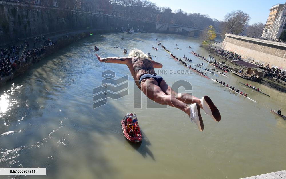 ITALY-ROME-NEW YEAR-DIVING