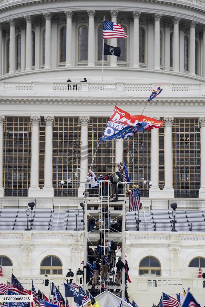 Xinhua Headlines: America in deepening political fissures one year after Capitol riot