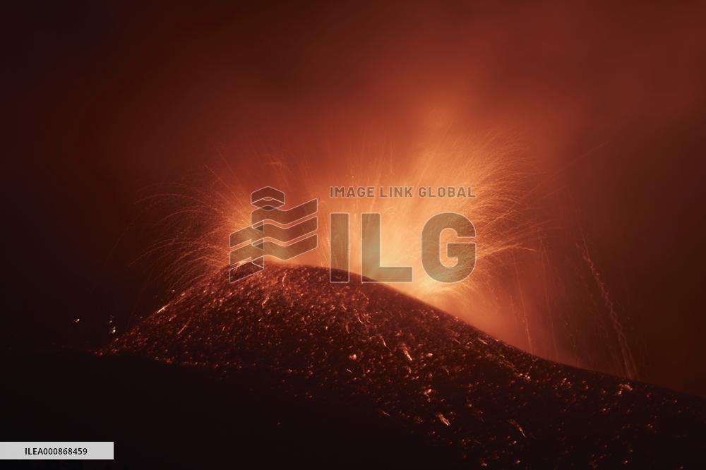 XINHUA-PICTURES OF THE YEAR 2021-WORLD NEWS