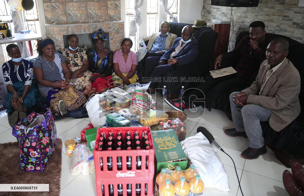 ZIMBABWE-MASHONALAND EAST PROVINCE-COUPLE-TRADITIONAL MARRIAGE CUSTOMS