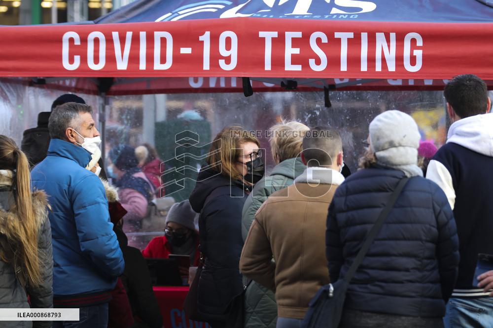 Xinhua Headlines: COVID winter envelops U.S., Europe again as global caseload tops 300 mln
