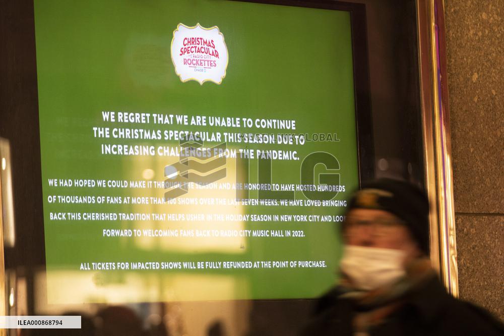 Xinhua Headlines: COVID winter envelops U.S., Europe again as global caseload tops 300 mln