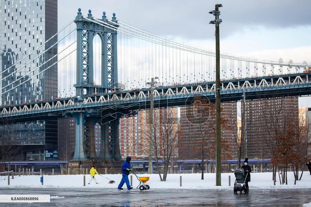 U.S.-NEW YORK-SNOWFALL