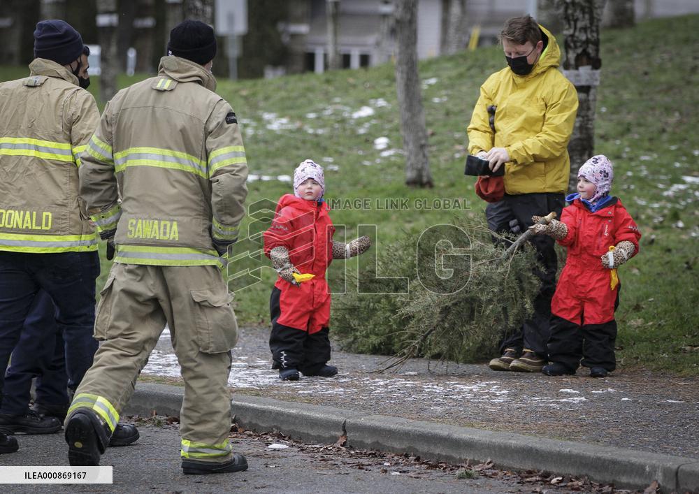 CANADA-RICHMOND-FIREFIGHTERS-CHRISTMAS TREE CHIPPING