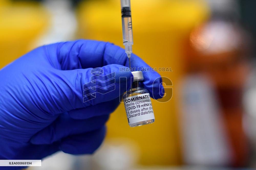 BOSNIA AND HERZEGOVINA-SARAJEVO-SHOPPING MALL VACCINATION