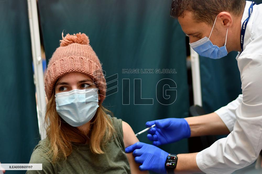 BOSNIA AND HERZEGOVINA-SARAJEVO-SHOPPING MALL VACCINATION