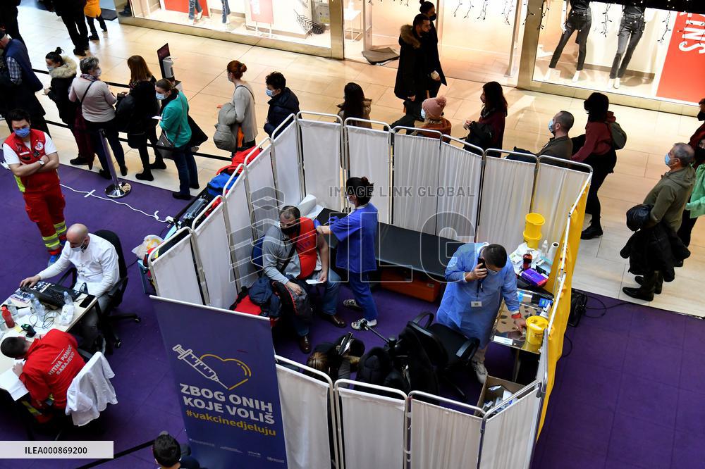 BOSNIA AND HERZEGOVINA-SARAJEVO-SHOPPING MALL VACCINATION