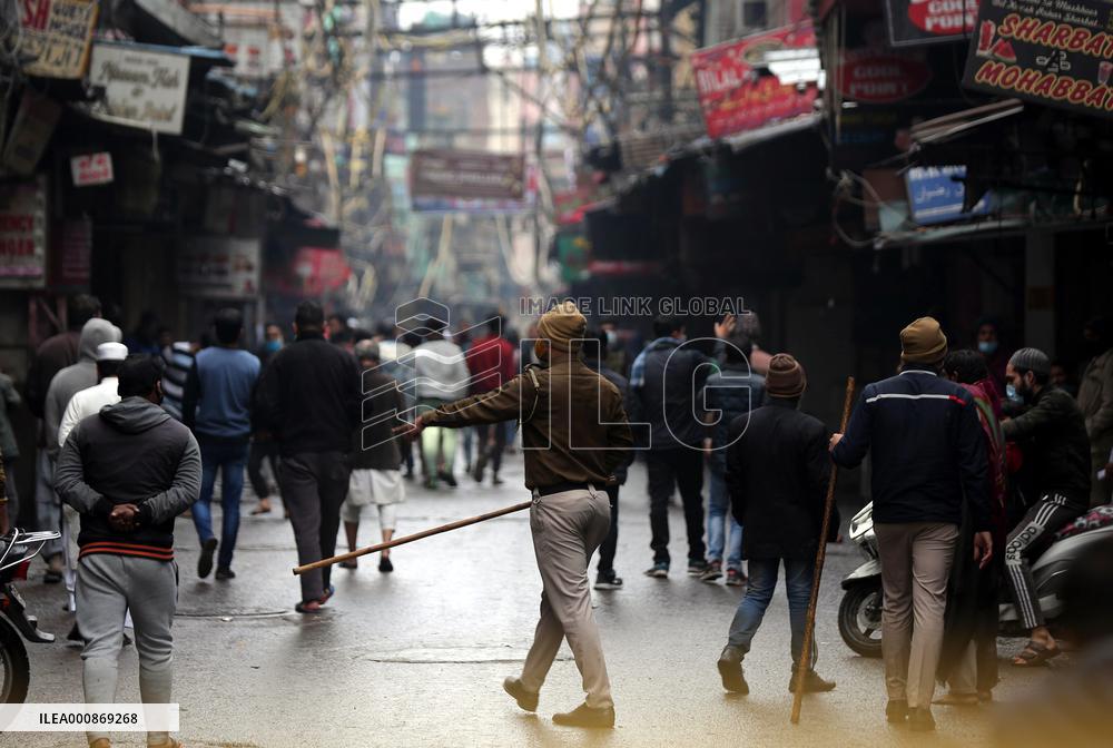 INDIA-NEW DELHI-WEEKEND CURFEW