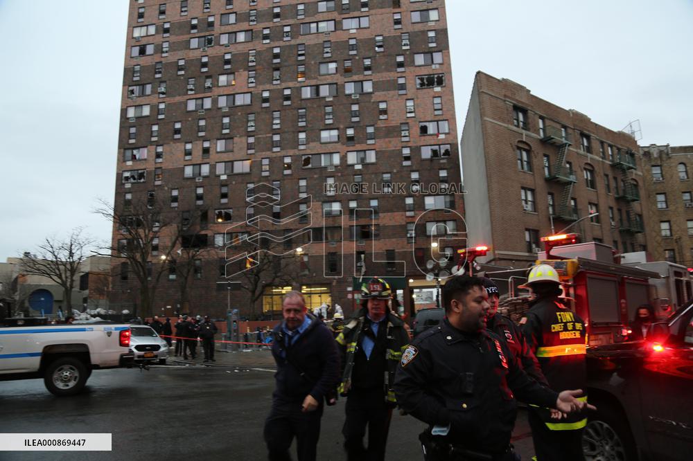 U.S.-NEW YORK-APARTMENT BUILDING-MAJOR FIRE