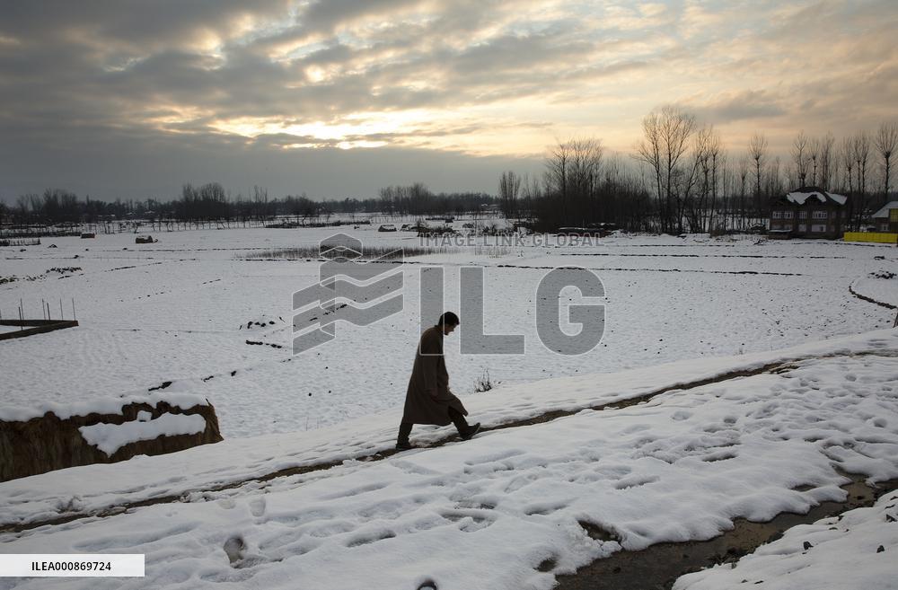 KASHMIR-SRINAGAR-SNOWFALL