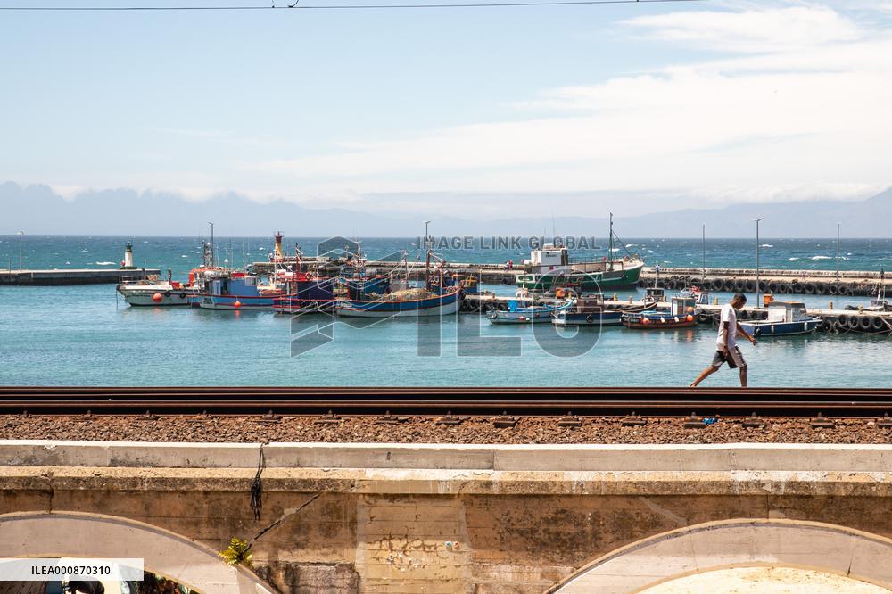 SOUTH AFRICA-CAPE TOWN-BAY