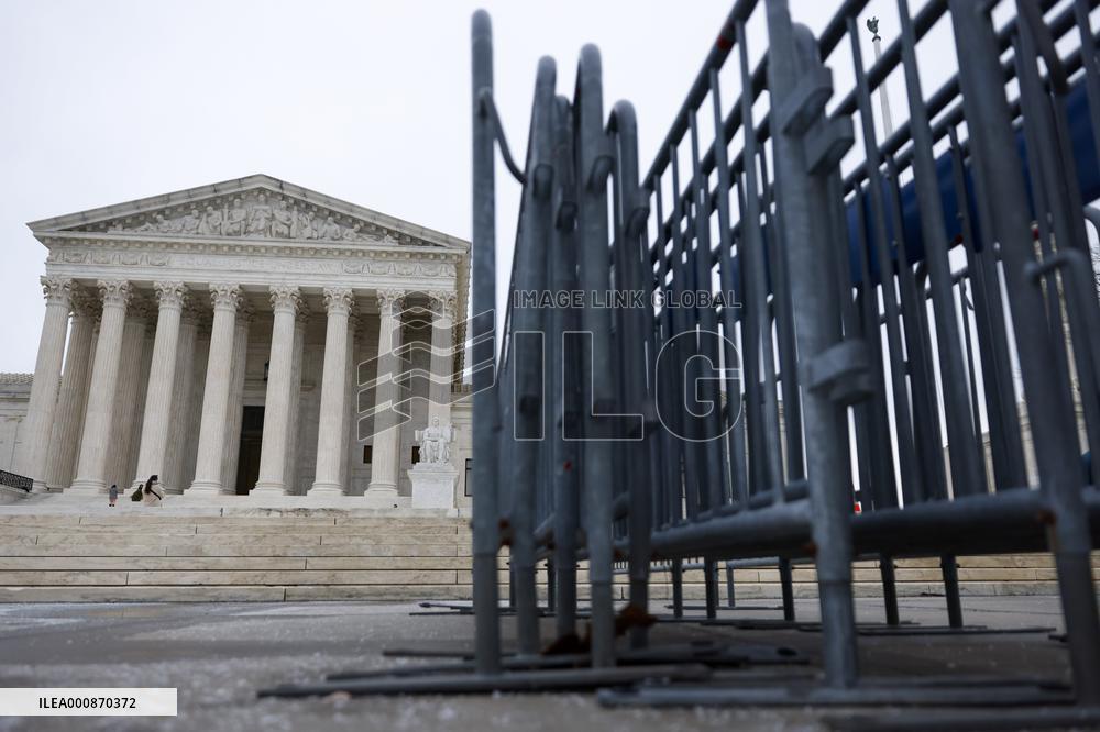 U.S.-WASHINGTON, D.C.-SUPREME COURT-COVID-19-VACCINE