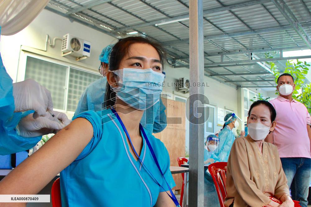 CAMBODIA-PHNOM PENH-COVID-19 VACCINE-BOOSTER DOSE