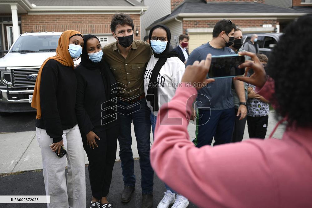 Justin Trudeau greets Afghan families ahead of Thanksgiving - Ottawa