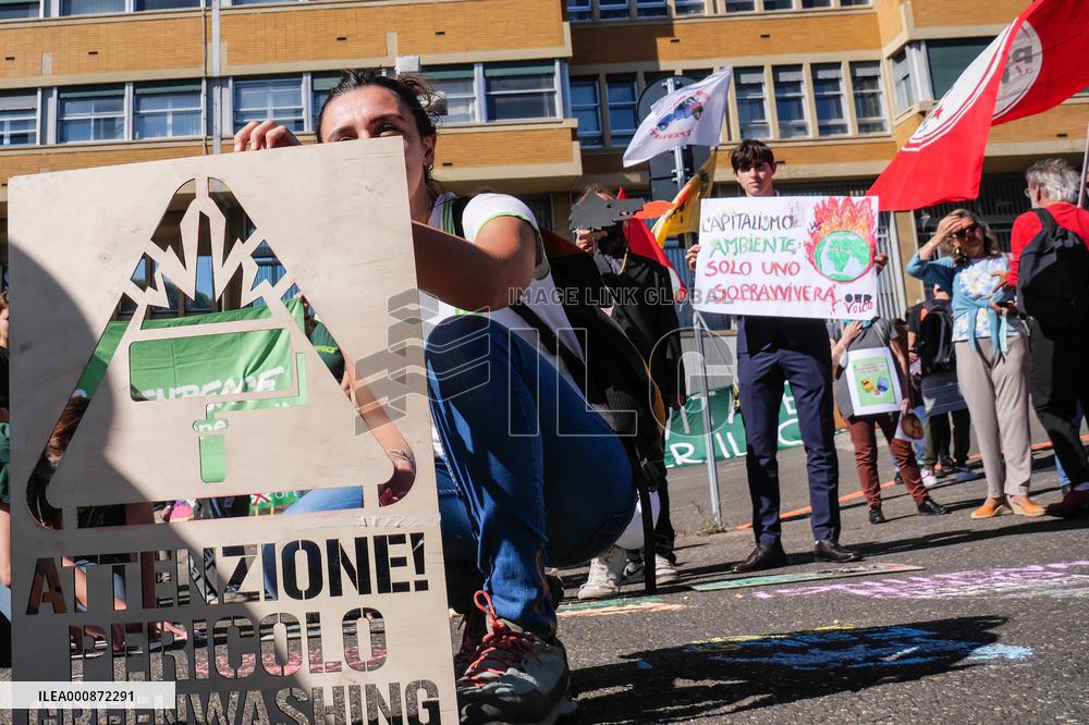 Protest against the Greenwashing policy of the Italian Ministry