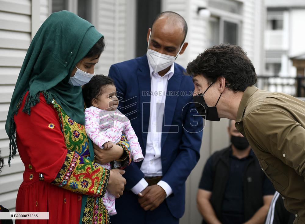 Justin Trudeau greets Afghan families ahead of Thanksgiving - Ottawa