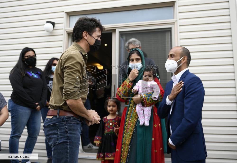 Justin Trudeau greets Afghan families ahead of Thanksgiving - Ottawa