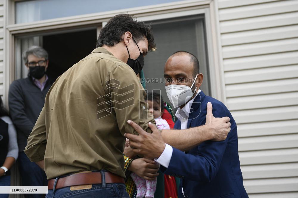 Justin Trudeau greets Afghan families ahead of Thanksgiving - Ottawa