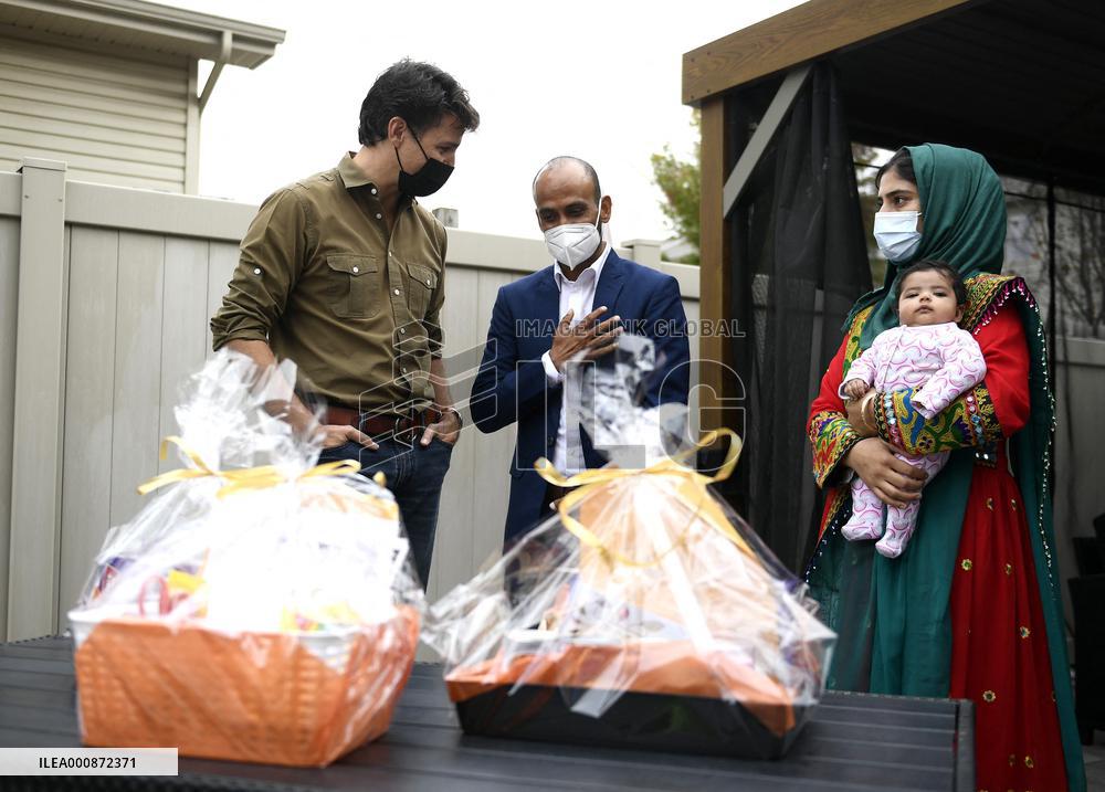 Justin Trudeau greets Afghan families ahead of Thanksgiving - Ottawa