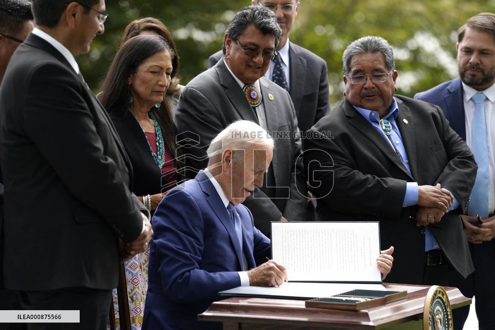 Joe Biden signs the proclamations - Washington