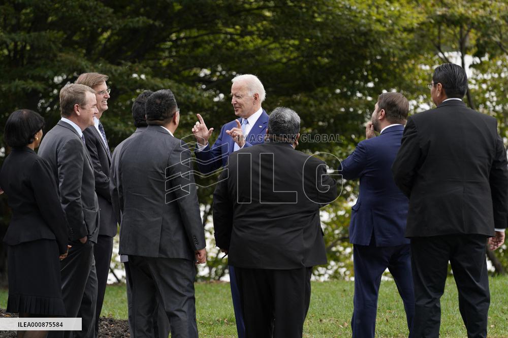 Joe Biden signs the proclamations - Washington