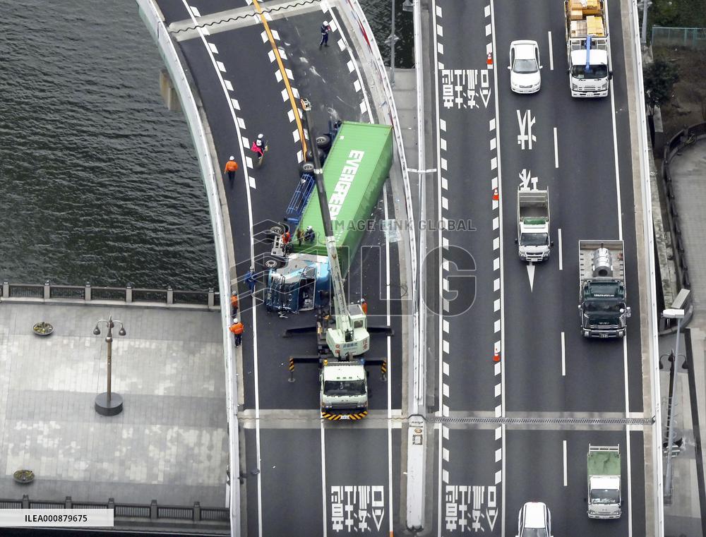 Overturned trailer on highway in Osaka