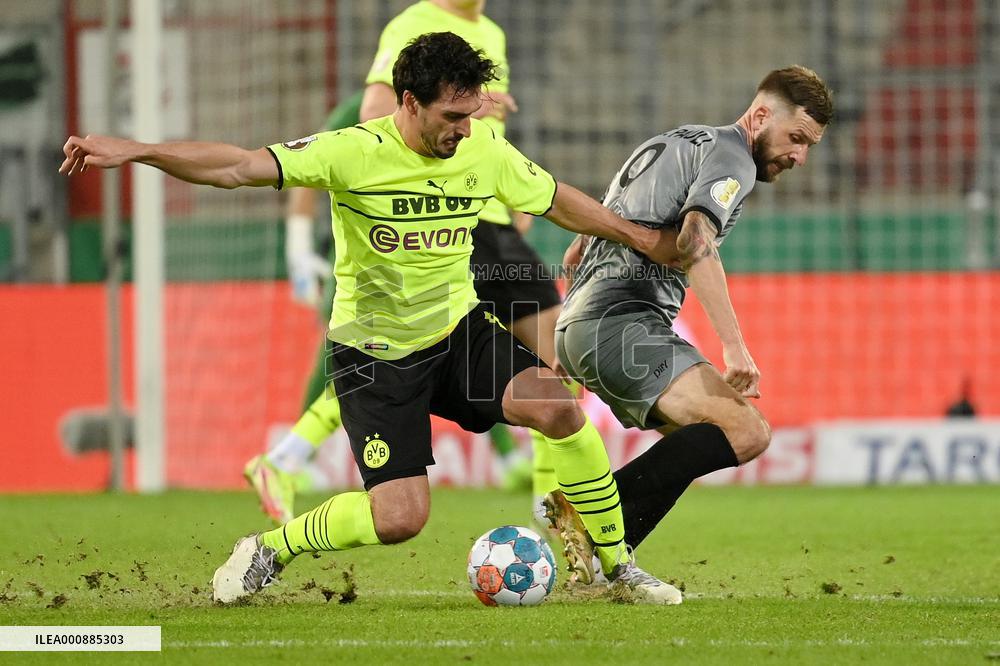 (SP)GERMANY-HAMBURG-FOOTBALL-GERMAN CUP-ST. PAULI VS DORTMUND