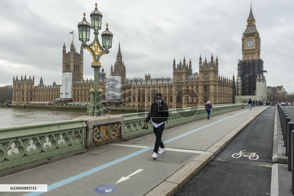 BRITAIN-LONDON-COVID-19-RESTRICTIONS