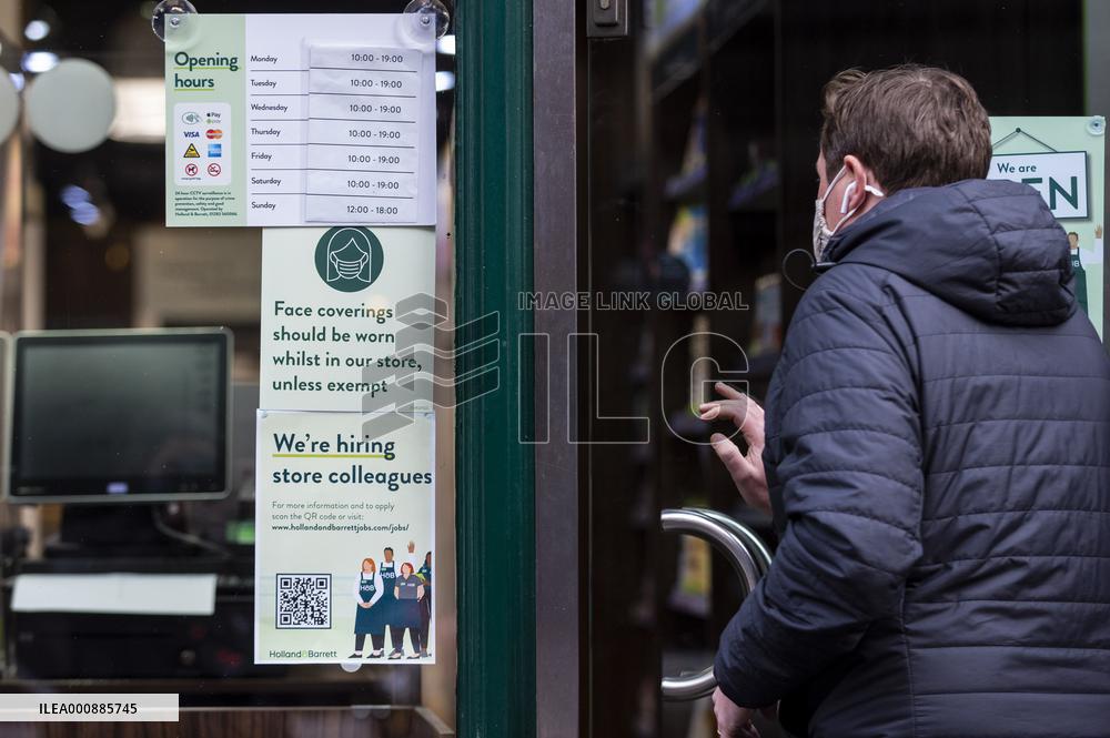 BRITAIN-LONDON-COVID-19-RESTRICTIONS