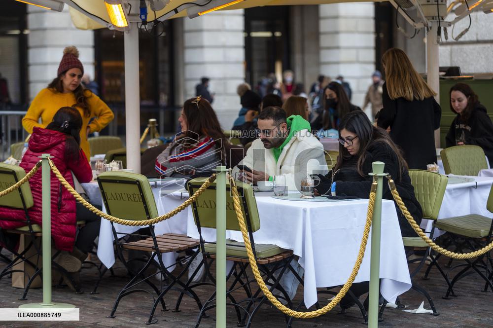 BRITAIN-LONDON-COVID-19-RESTRICTIONS