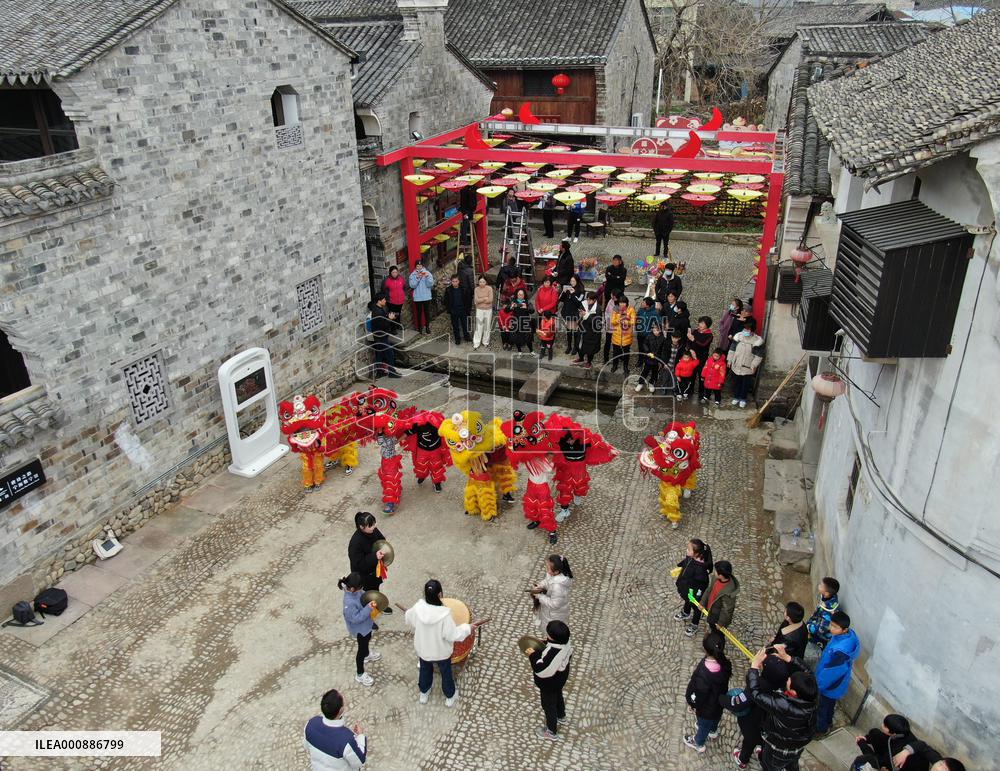 CHINA-ZHEJIANG-ANCIENT TOWN-LION DANCE TEAM (CN)