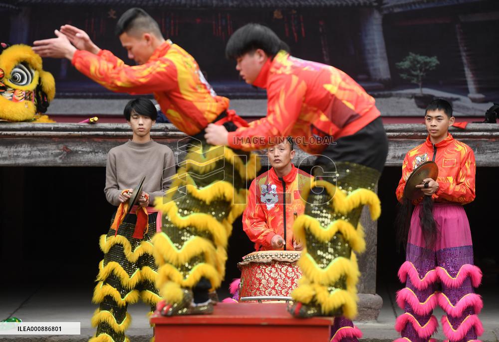 CHINA-ZHEJIANG-ANCIENT TOWN-LION DANCE TEAM (CN)